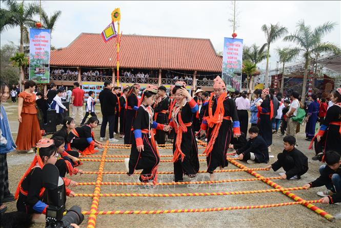 Nhảy sạp, một hoạt động vui chơi tại Hội làng Bằng Cả. Ảnh: Thanh Vân - TTXVN