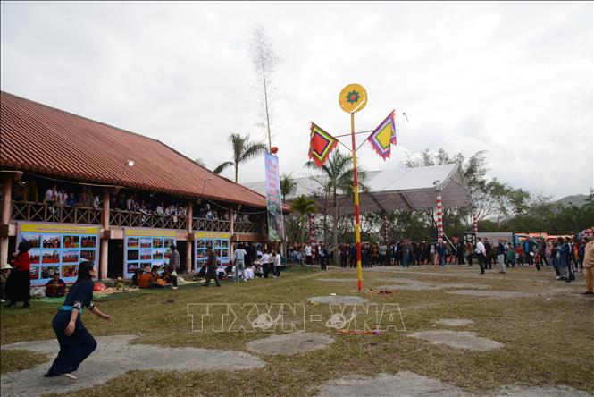 Thi ném Còn tại Hội làng Bằng Cả. Ảnh: Thanh Vân - TTXVN