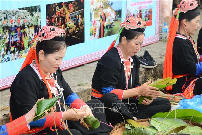 Phụ nữ Dao Thanh Y gói bánh chưng gù truyền thống. Ảnh: Thanh Vân - TTXVN