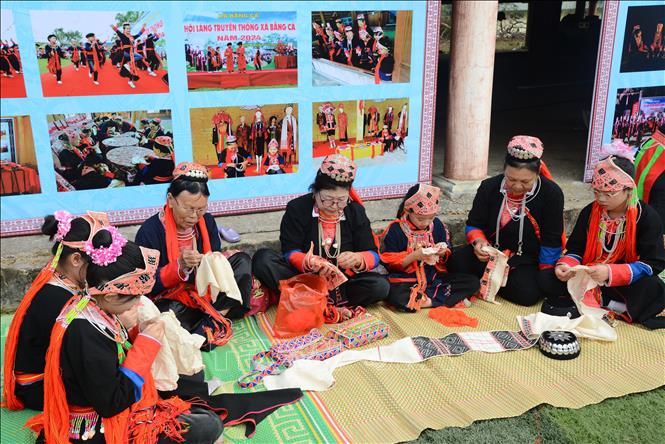 Phụ nữ dân tộc Dao Thanh Y thêu trang phục truyền thống. Ảnh: Thanh Vân - TTXVN