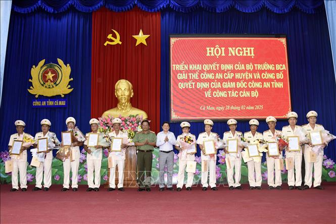 Ông Lê Văn Sử, Phó Chủ tịch Ủy ban nhân dân tỉnh Cà Mau và Đại tá Phạm Thành Sỹ, Giám đốc Công an tỉnh trao quyết định. Ảnh: TTXVN phát