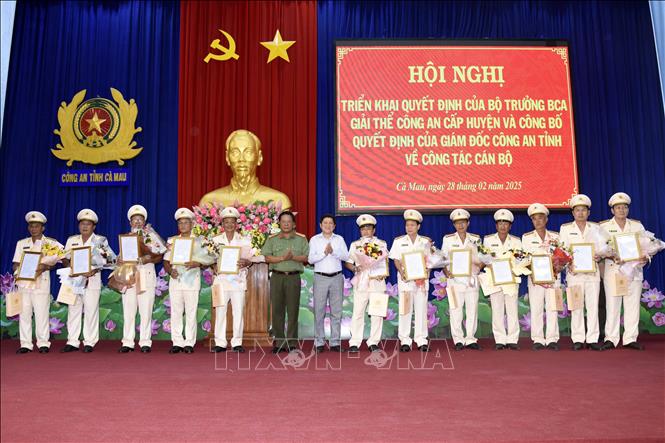 Ông Lê Văn Sử, Phó Chủ tịch Ủy ban nhân dân tỉnh Cà Mau và Đại tá Phạm Thành Sỹ, Giám đốc Công an tỉnh trao quyết định. Ảnh: TTXVN phát