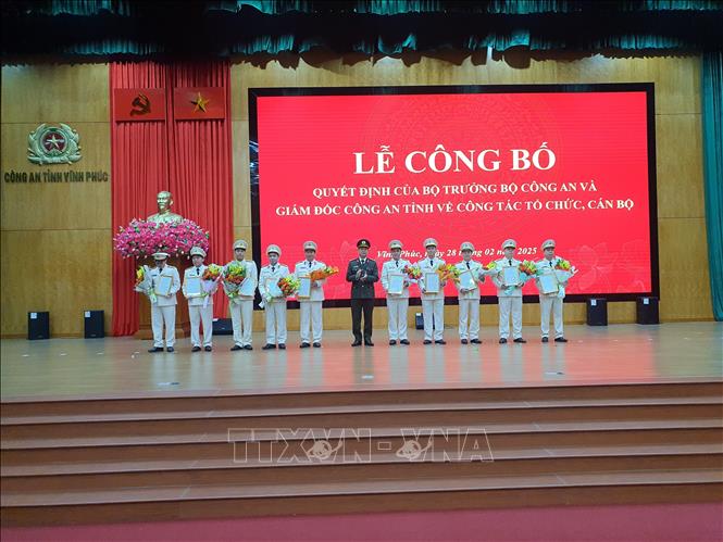Đại tá Thân Văn Hải, Giám đốc Công an tỉnh Vĩnh Phúc trao quyết định và tặng hoa các đồng chí Trưởng, Phó phòng... được điều động, phân công nhiệm vụ mới. Ảnh: Nguyễn Trọng Lịch- TTXVN 