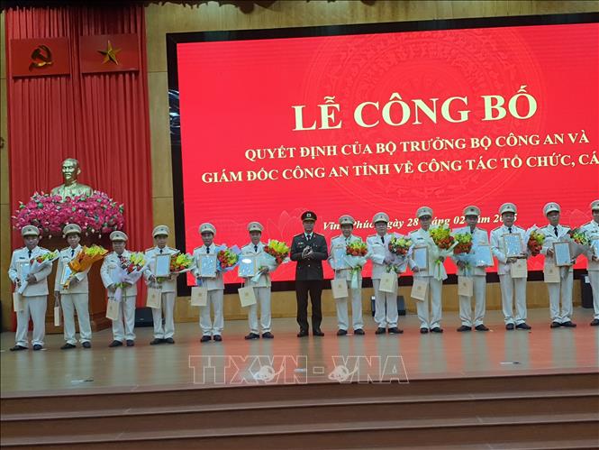 Đại tá Thân Văn Hải, Giám đốc Công an tỉnh Vĩnh Phúc trao quyết định và tặng hoa các đồng chí Trưởng phòng, Phó Trưởng phòng, Phó Trưởng Công an huyện tự nguyện có đơn xin nghỉ công tác hưởng chế độ hưu trí trước hạn tuổi. Ảnh: Nguyễn Trọng Lịch- TTXVN 