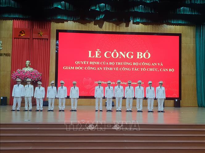  Các đồng chí Trưởng phòng, Phó Trưởng phòng... tự nguyện có đơn xin nghỉ công tác hưởng chế độ hưu trí trước hạn tuổi, chuẩn bị nhân nhận quyết tại Công an tỉnh Vĩnh Phúc.  Ảnh: Nguyễn Trọng Lịch_TTXVN