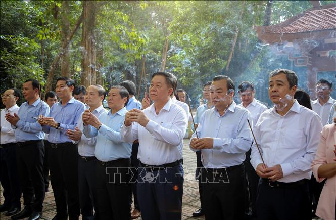 Đoàn công tác viếng bia tưởng niệm tại Khu di tích Ban Tuyên huấn Trung ương Cục miền Nam. Ảnh: Giang Phương – TTXVN