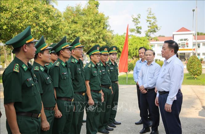 Trưởng Ban Tuyên giáo và Dân vận Trung ương Nguyễn Trọng Nghĩa thăm hỏi, động viên cán bộ, chiến sĩ Đồn Biên phòng Tân Phú tại huyện Tân Biên, tỉnh Tây Ninh. Ảnh: Giang Phương – TTXVN