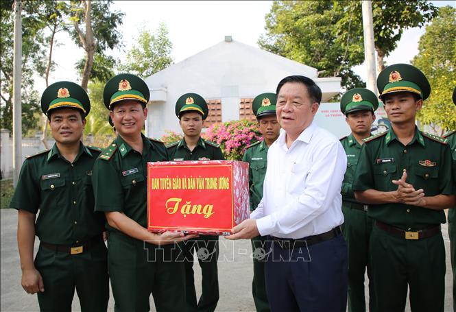 Trưởng Ban Tuyên giáo và Dân vận Trung ương Nguyễn Trọng Nghĩa tặng quà cho cán bộ, chiến sĩ Đồn Biên phòng Tân Phú, tỉnh Tây Ninh. Ảnh: Giang Phương – TTXVN