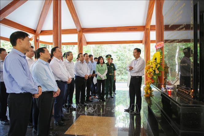 Đoàn công tác viếng bia tưởng niệm tại Khu di tích Ban Tuyên huấn Trung ương Cục miền Nam. Ảnh: Giang Phương – TTXVN