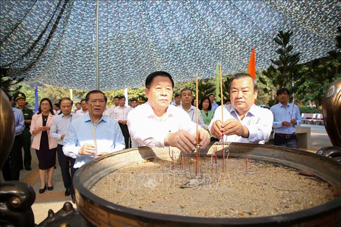 Trưởng Ban Tuyên giáo và Dân vận Trung ương Nguyễn Trọng Nghĩa (trái) và Phó Bí thư thường trực Tỉnh uỷ, Trưởng đoàn Đại biểu Quốc hội tỉnh Tây Ninh Phạm Hùng Thái dâng hương tại Khu di tích Ban Tuyên huấn Trung ương Cục miền Nam