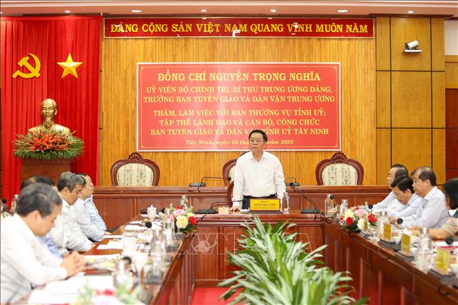 Quang cảnh buổi làm việc của Trưởng Ban Tuyên giáo và Dân vận Trung ương Nguyễn Trọng Nghĩa tại Tây Ninh. Ảnh: Giang Phương – TTXVN