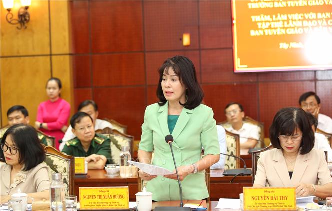 Trưởng Ban Tuyên giáo và Dân vận tỉnh Tây Ninh Nguyễn Thị Xuân Hương báo cáo công tác hoạt động của Ban sau khi Tỉnh uỷ công bố quyết định hợp nhất theo tinh thần 18-NQ/TW. Ảnh: Giang Phương - TTXVN