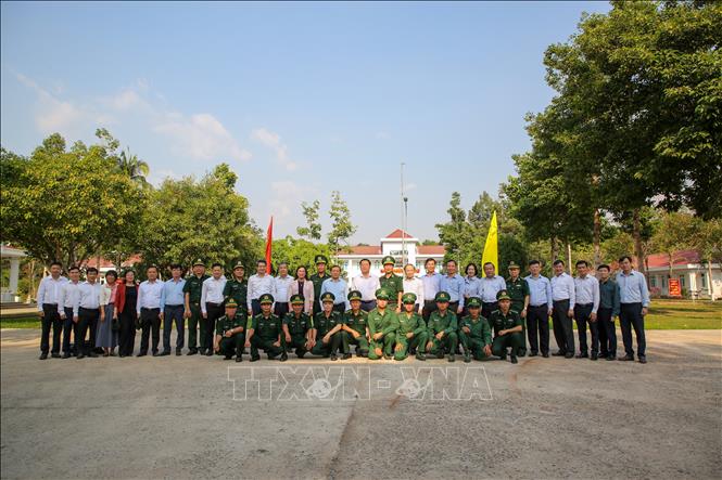 Đoàn công tác chụp ảnh cùng cán bộ, chiến sĩ Đồn Biên phòng Tân Phú. Ảnh: Giang Phương – TTXVN
