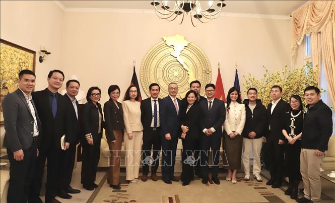 Ban chấp hành Hiệp hội Doanh nghiệp trẻ Việt Nam tại châu Âu chụp ảnh với Đại sứ quán Việt Nam tại CHLB Đức. Ảnh: Phương Hoa - PV TTXVN tại Đức