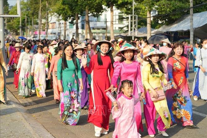Cán bộ, hội viên phụ nữ ở Đồng Tháp diễu hành, tôn vinh vẻ đẹp chiếc áo dài truyền thống. Ảnh: TTXVN phát