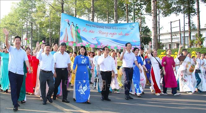 Lãnh đạo tỉnh Đồng Tháp cùng cán bộ, hội viên phụ nữ diễu hành tại buổi mít-tinh. Ảnh: Nhựt An - TTXVN