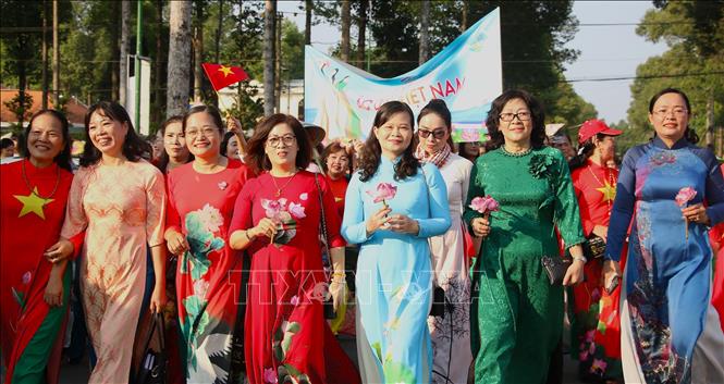 Cán bộ, hội viên phụ nữ Đồng Tháp rạng ngời trong tà áo dài truyền thống. Ảnh: Nhựt An - TTXVN