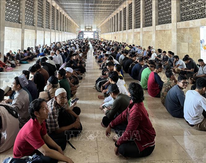 Các tín đồ Hồi giáo Indonesia tập hợp tại nhà thờ Istiqlah trước lễ cầu nguyện. Ảnh: Đỗ Quyên - PV TTXVN tại Indonesia
