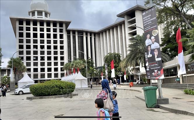 Bên ngoài nhà thờ Istiqlah ở Jakarta, thánh đường Hồi giáo lớn nhất Đông Nam Á. Ảnh: Đỗ Quyên - PV TTXVN tại Indonesia
