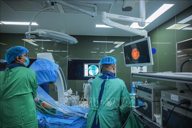 Các bác sĩ Bệnh viện Thanh Nhàn thực hiện mổ 