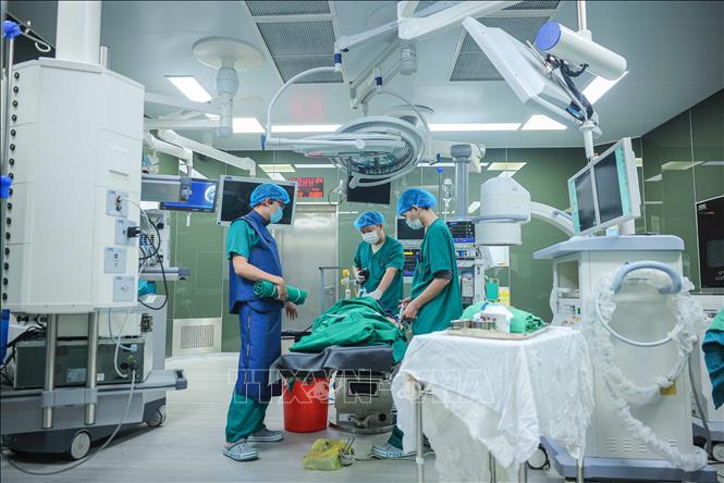 Ca mổ “Tán sỏi đường mật xuyên gan qua da” được triển khai tại phòng mổ tích hợp Hybird, kết hợp giữa thiết bị chẩn đoán, can thiệp và phẫu thuật trong cùng một khu vực. Ảnh: Hoàng Hiếu - TTXVN