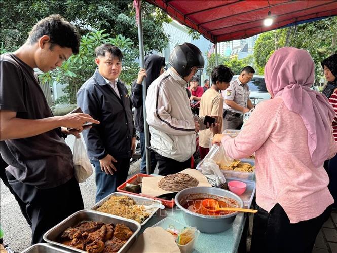 Quán nhỏ ven đường trong khu dân cư Selong, Jakarta rất đông khách mua đồ ăn chuẩn bị cho bữa Iftar (xả nhịn). Ảnh: Đỗ Quyên  - P/v TTXVN tại Indonesia 