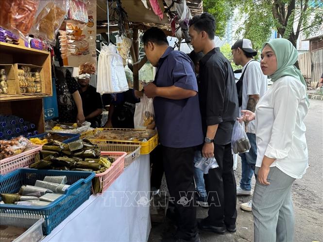 Quán nhỏ ven đường trong khu dân cư Selong, Jakarta rất đông khách mua đồ ăn chuẩn bị cho bữa Iftar (xả nhịn). Ảnh: Đỗ Quyên  - P/v TTXVN tại Indonesia 