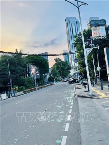 Đường Senopati, Nam Jakarta, vắng tanh dù mọi ngày luôn đông đúc nhộn nhịp bởi tập trung nhiều nhà hàng, quán ăn, quán cà phê cao cấp. Ảnh: Đỗ Quyên  - P/v TTXVN tại Indonesia 