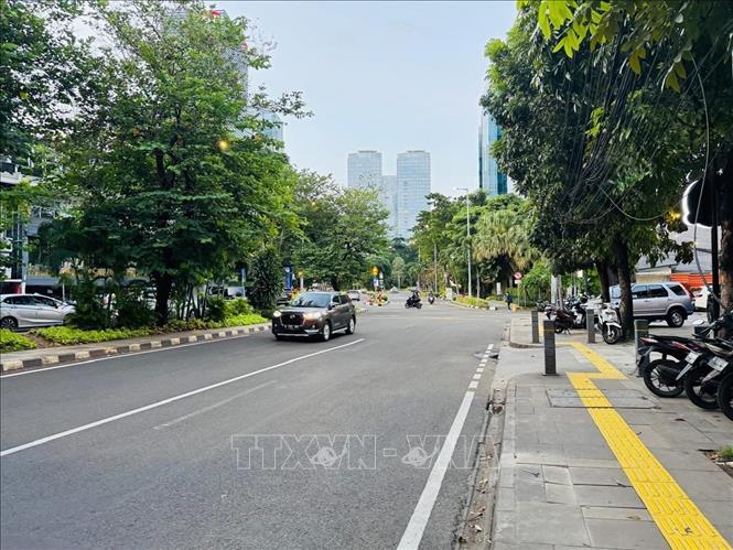 Đường phố ở khu vực Trung tâm tài chính thương mại Jakarta SCBD vốn thường xuyên ùn tắc giao thông kéo dài nhưng hôm nay rất vắng vẻ. Ảnh: Đỗ Quyên  - P/v TTXVN tại Indonesia 