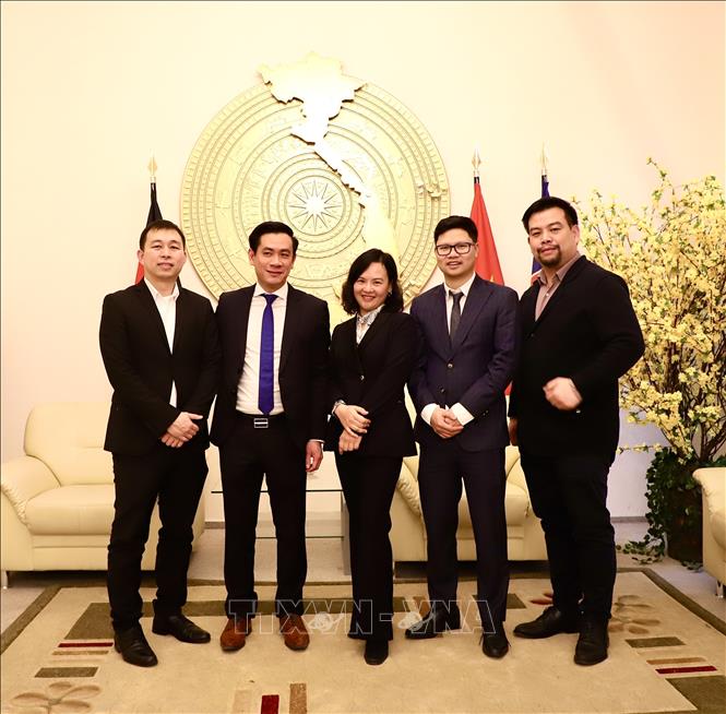 The executive board of the Vietnam Young Entrepreneurs Association in Europe debuts. VNA Photo: Phương Hoa 