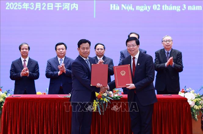 Thủ tướng Phạm Minh Chính chứng kiến ký văn kiện hợp tác giáo dục giữa Đại học Quốc gia Hà Nội và Đại học Thanh Hoa, Trung Quốc. Ảnh: Dương Giang-TTXVN
