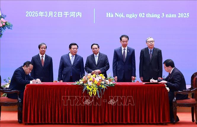 Thủ tướng Phạm Minh Chính chứng kiến ký văn kiện hợp tác giáo dục giữa Đại học Quốc gia Thành phố Hồ Chí Minh và Đại học Thanh Hoa, Trung Quốc. Ảnh: Dương Giang-TTXVN
