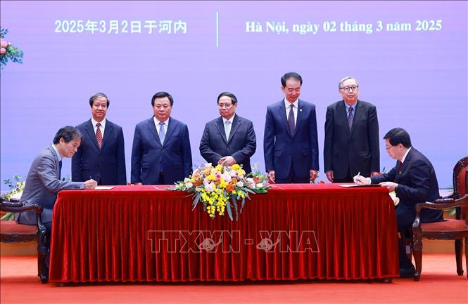 Thủ tướng Phạm Minh Chính chứng kiến ký văn kiện hợp tác giáo dục giữa Đại học Kinh tế Quốc dân và Đại học Thanh Hoa, Trung Quốc. Ảnh: Dương Giang-TTXVN
