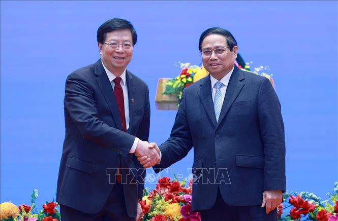 Thủ tướng Phạm Minh Chính và đồng chí Khưu Dũng, Bí thư Đảng uỷ Đại học Thanh Hoa, Trung Quốc. Ảnh: Dương Giang-TTXVN 

