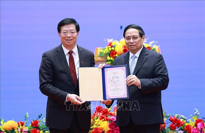 Đồng chí Khưu Dũng, Bí thư Đảng uỷ Đại học Thanh Hoa, Trung Quốc trao tặng Thủ tướng Phạm Minh Chính danh hiệu 