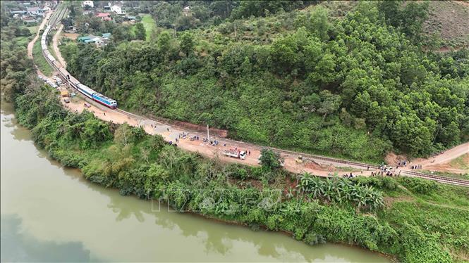 Các loại tàu hàng, tàu khách đã có thể lưu thông qua vị trí gặp sự cố. Ảnh: Hữu Quyết - TTXVN
