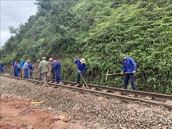 Công nhân tập trung sửa chữa, khắc phục hạ tầng giao thông. Ảnh: Hữu Quyết - TTXVN