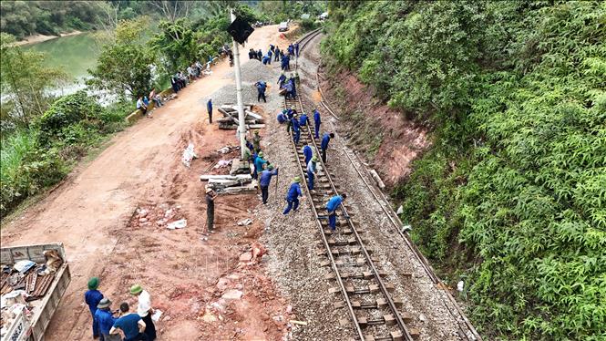 Hàng trăm công nhân được huy động để tập trung sửa chữa, khắc phục sự cố lật tàu. Ảnh: Hữu Quyết - TTXVN
