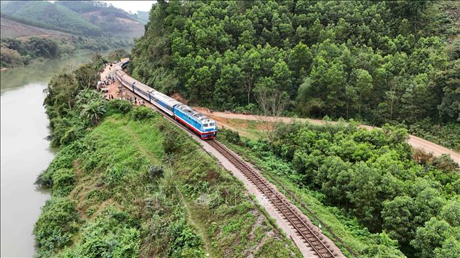 Tàu chở khách đã có thể lưu thông qua vị trí xảy ra sự cố thuộc xã Đức Liên, huyện Vũ Quang. Ảnh: Hữu Quyết - TTXVN