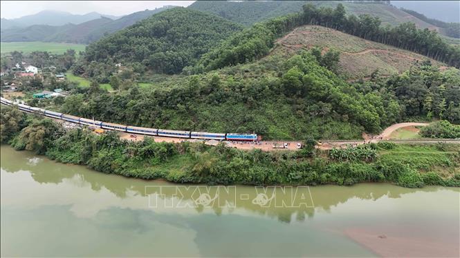 Tàu chở khách lưu thông qua vị trí xảy ra sự cố thuộc xã Đức Liên, huyện Vũ Quang. Ảnh: Hữu Quyết - TTXVN