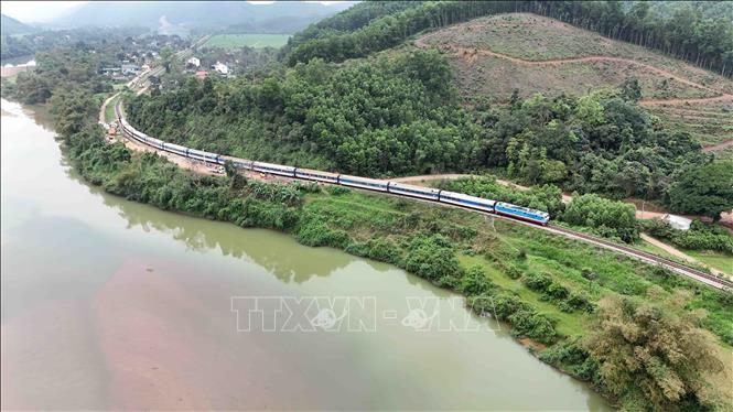 Tàu chở khách lưu thông qua vị trí xảy ra sự cố thuộc xã Đức Liên, huyện Vũ Quang. Ảnh: Hữu Quyết - TTXVN