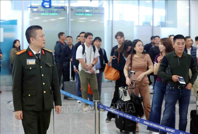 Cán bộ, chiến sĩ Trung tâm An ninh hàng không quốc gia triển khai nhiệm vụ đảm bảo an ninh hàng không tại khu vực Sân bay quốc tế Nội Bài, Hà Nội. Ảnh: Phạm Kiên - TTXVN