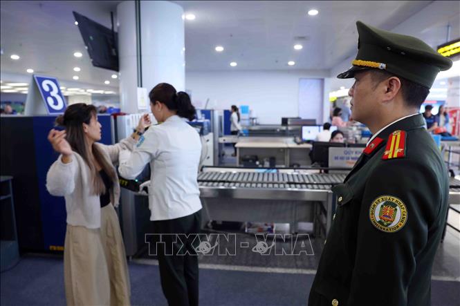 Cán bộ, chiến sĩ Trung tâm An ninh hàng không quốc gia thực hiện nhiêm vụ kiểm soát an ninh tại Sân bay quốc tế Nội Bài, Hà Nội. Ảnh: Phạm Kiên - TTXVN