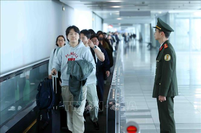 Cán bộ, chiến sĩ Trung tâm An ninh hàng không quốc gia thực hiện nhiệm vụ tại Sân bay quốc tế Nội Bài, Hà Nội. Ảnh: Phạm Kiên - TTXVN