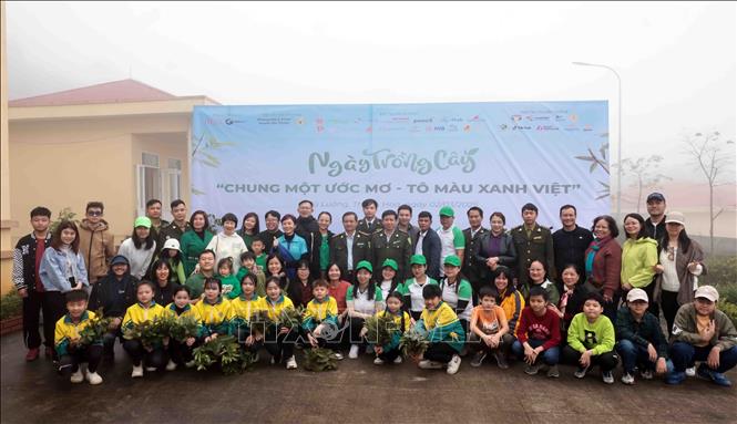 Đại diện các cơ quan chức năng cùng nhân dân địa phương tại Lễ phát động ngày trồng cây tại Khu bảo tồn thiên nhiên Pù Luông (Thanh Hóa). Ảnh: Trần Việt - TTXVN 