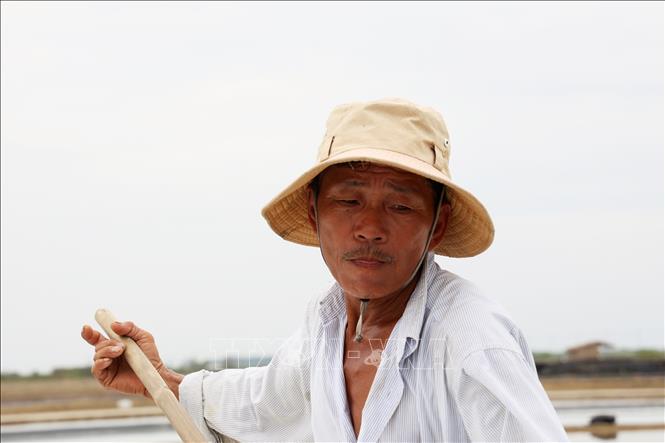 Diêm dân Phạm Văn Vương đã có hơn 20 năm làm nghề làm muối. Ảnh: Hồng Đạt - TTXVN

