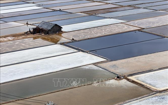 Vẻ đẹp trên cánh đồng muối xã Lý Nhơn. Ảnh: Hồng Đạt - TTXVN
