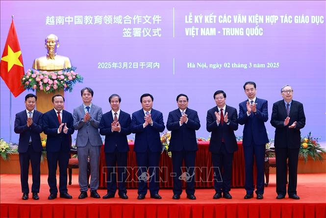 Thủ tướng Phạm Minh Chính và các đại biểu tại lễ ký văn kiện hợp tác giáo dục giữa hai nước. Ảnh: Dương Giang-TTXVN