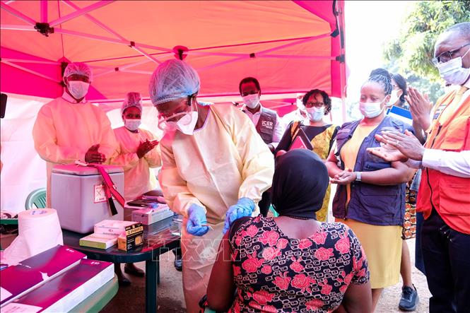 Nhân viên y tế tiêm vaccine phòng Ebola cho người dân tại Kampala, Uganda. Ảnh: THX/TTXVN