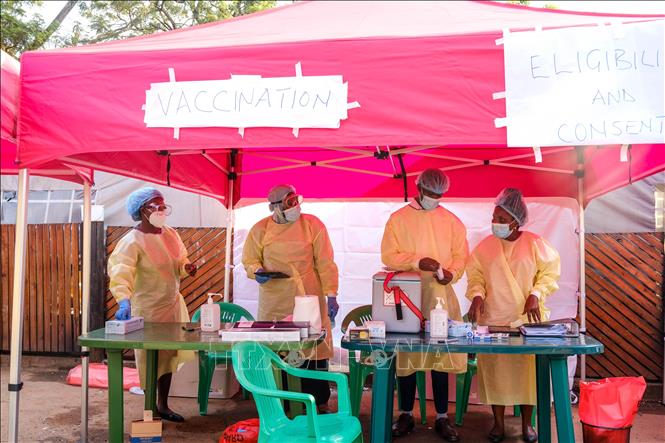 Nhân viên y tế tiêm tham gia chiến dịch tiêm vaccine phòng Ebola cho người dân ở Kampala, Uganda. Ảnh: THX/TTXVN